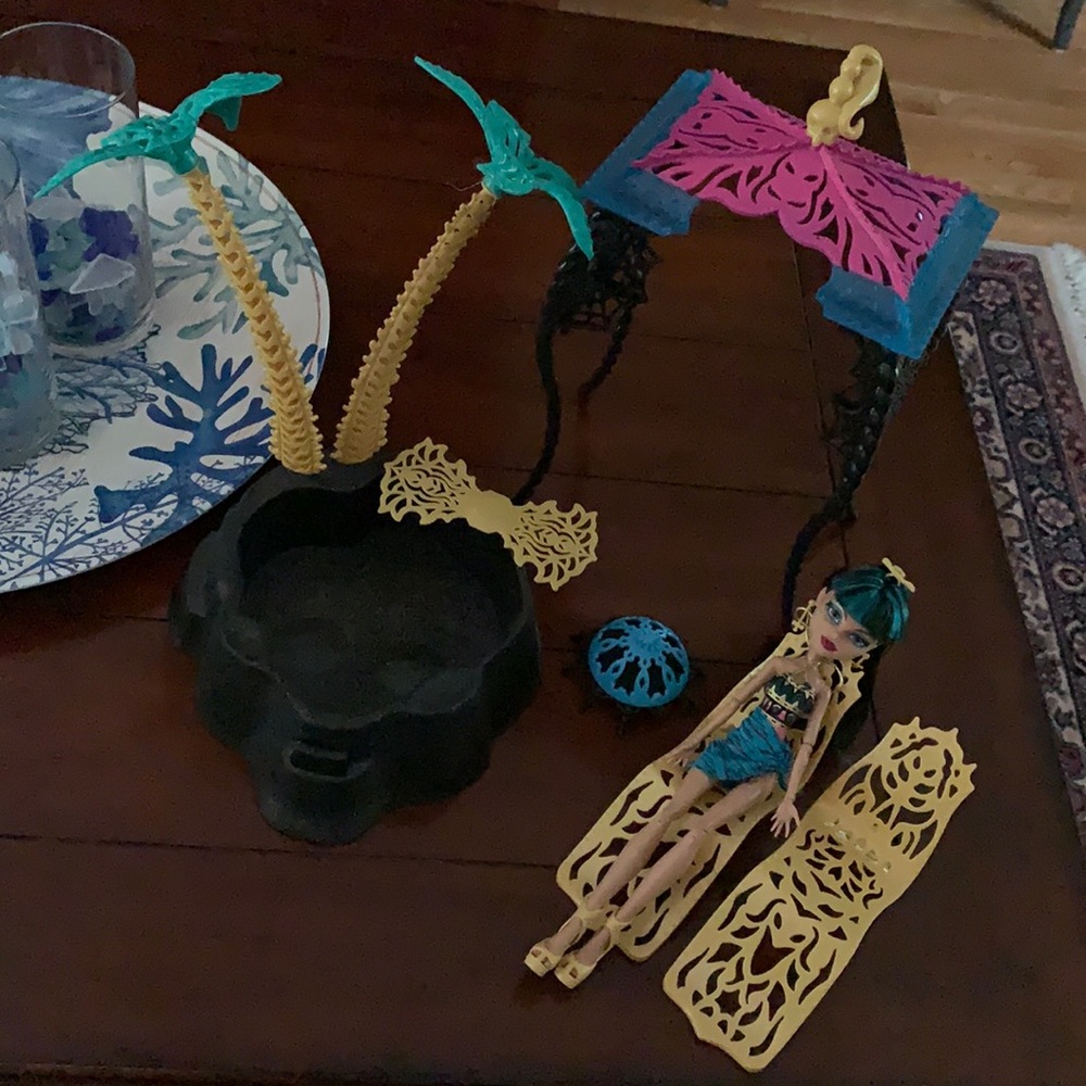Monster High Cleo de Nile Doll & Oasis Beach Set
